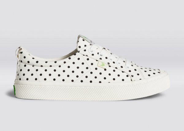 Sepatu Sneakers dengan Motif Polka Dot
